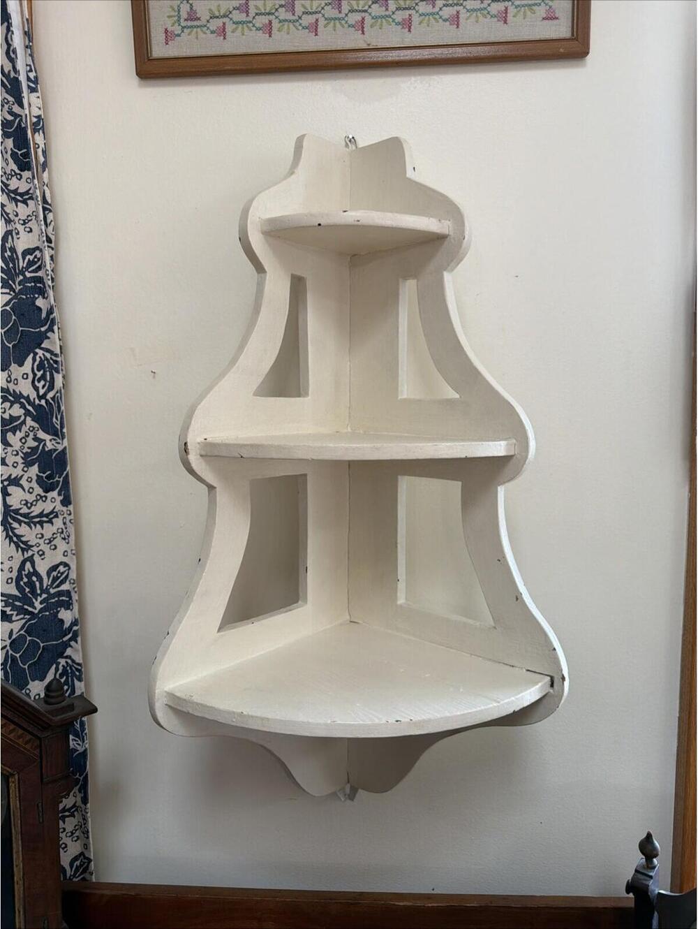 Antique Wood Wood Corner Wall Shelf 3 Tier White Shabby Chic Cottage Primitive - Picture 1 of 9